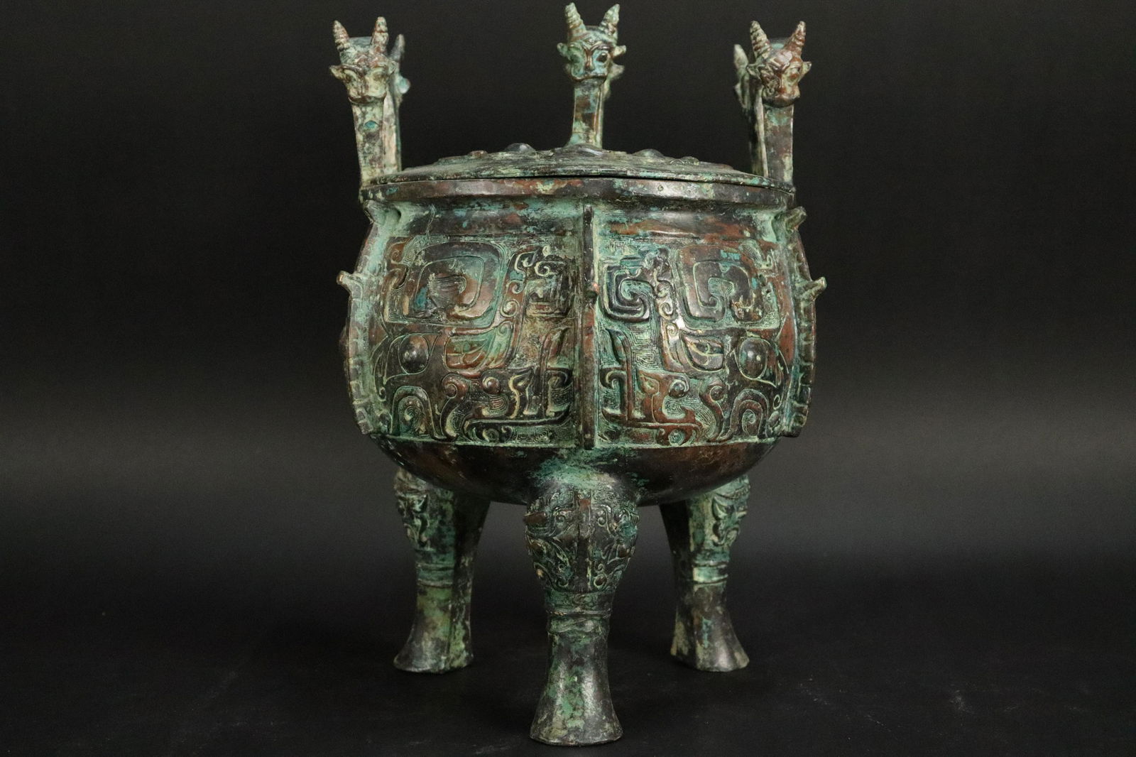 Chinese fine archaic vessel (1 of 8)