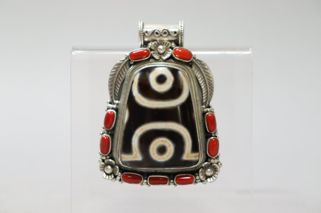 A Tibetan Dzi bead (1 of 6)