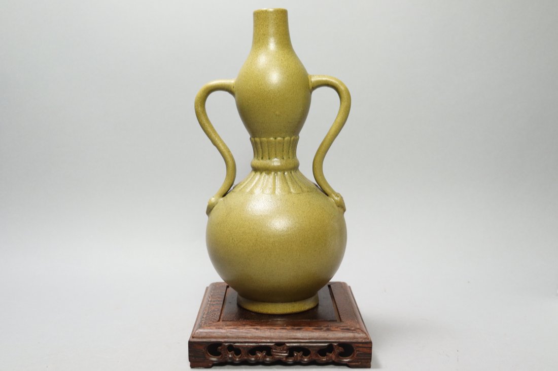 Chinese fine green vase (1 of 6)