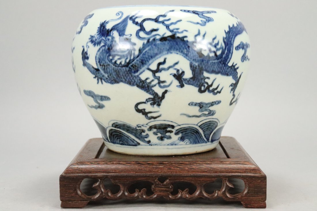 Chinese b/w dragon pot (1 of 7)