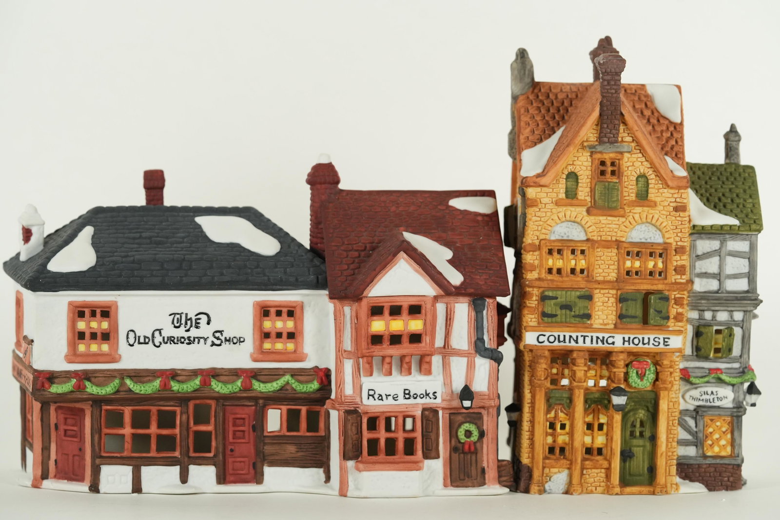 Lots of Dept 56 items: Lots of Department 56 items. Comes with original box. H: 6" x W: 9."