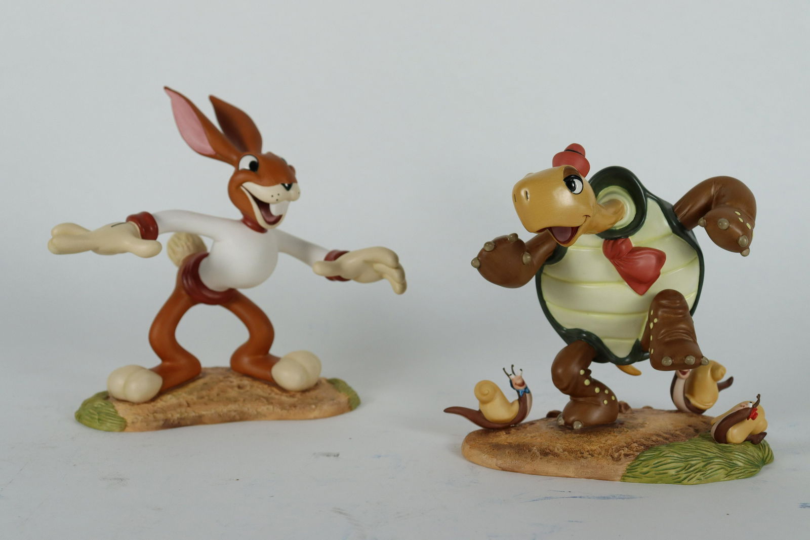 2 Disney WDC figurine (1 of 8)