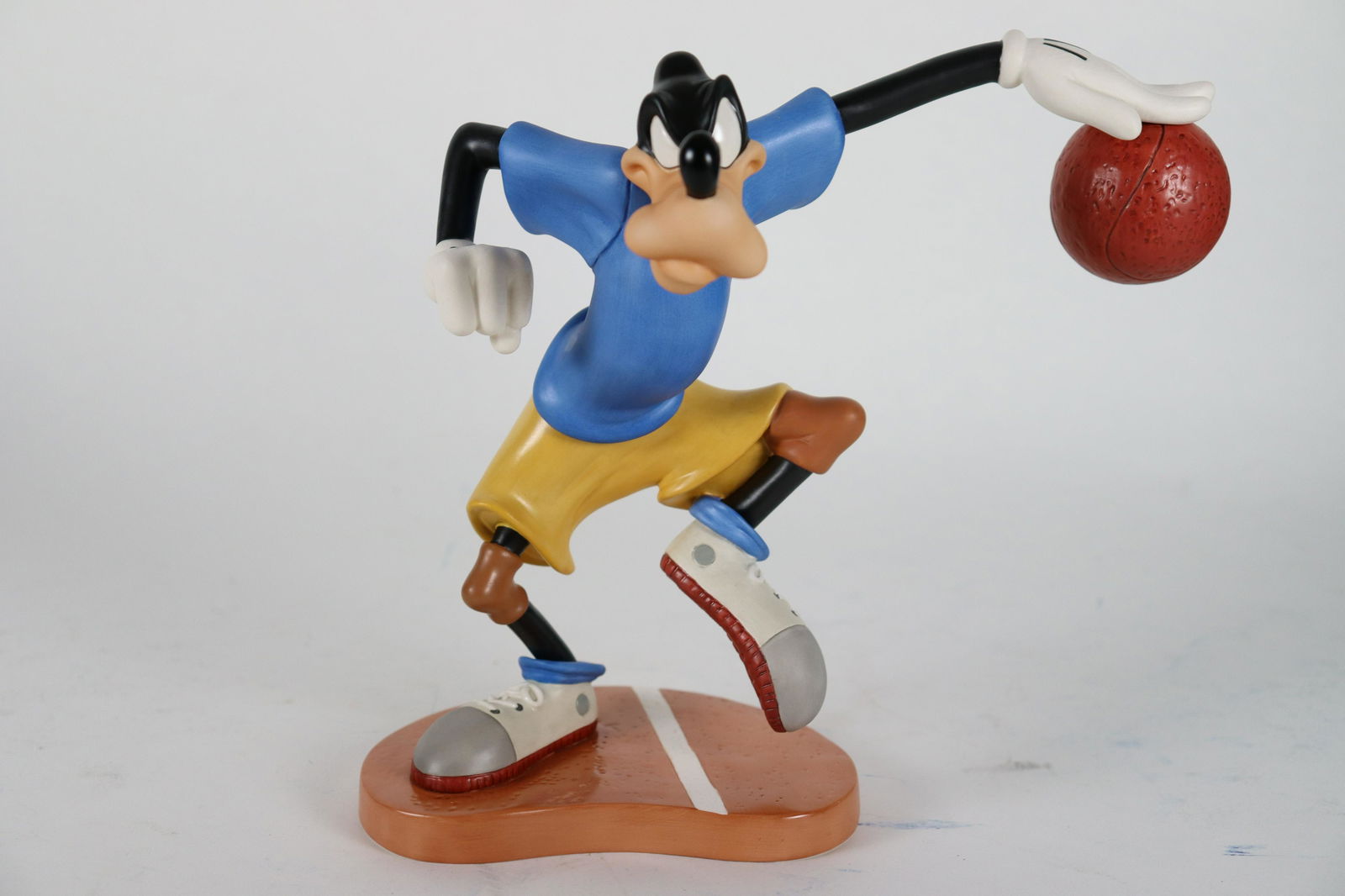Goofy WDC figurine (1 of 8)