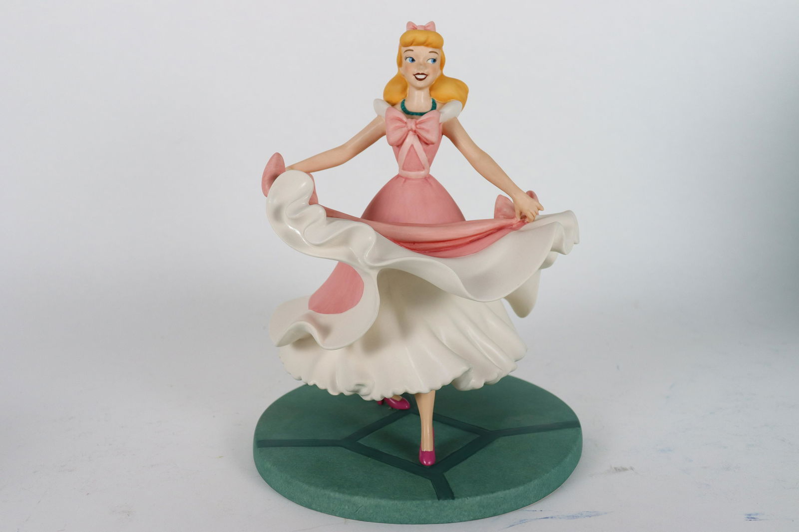 Cinderella WDC figurine (1 of 7)