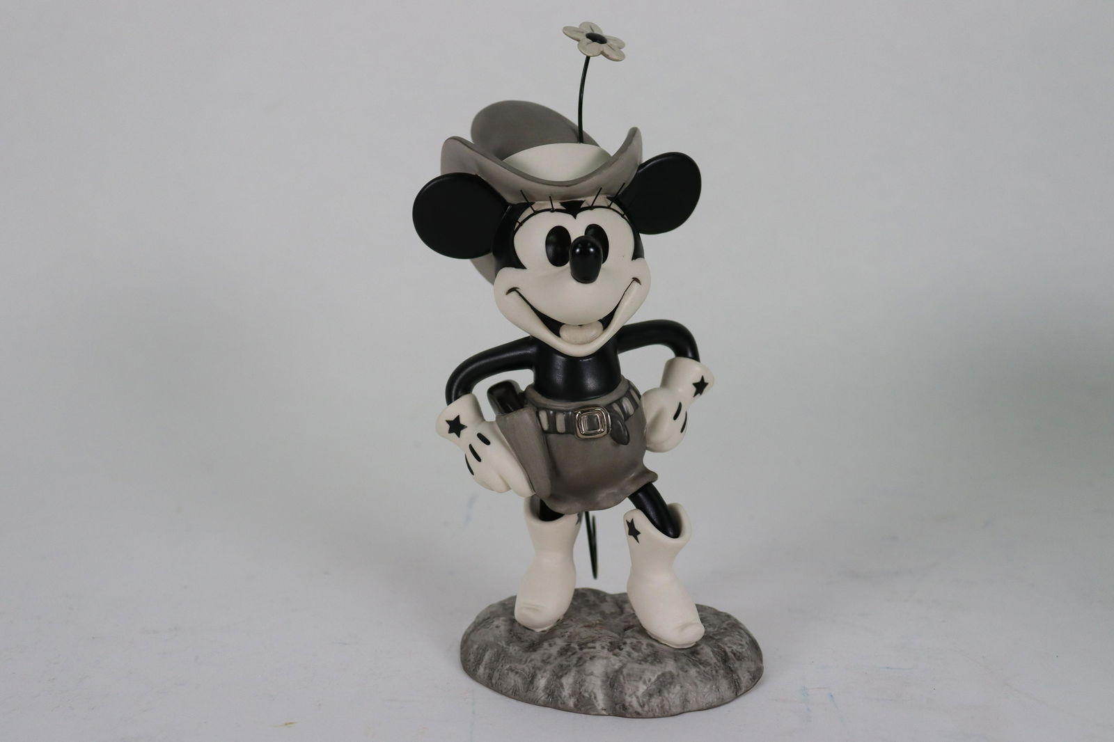 Minnie Mouse WDC figurine (1 of 7)