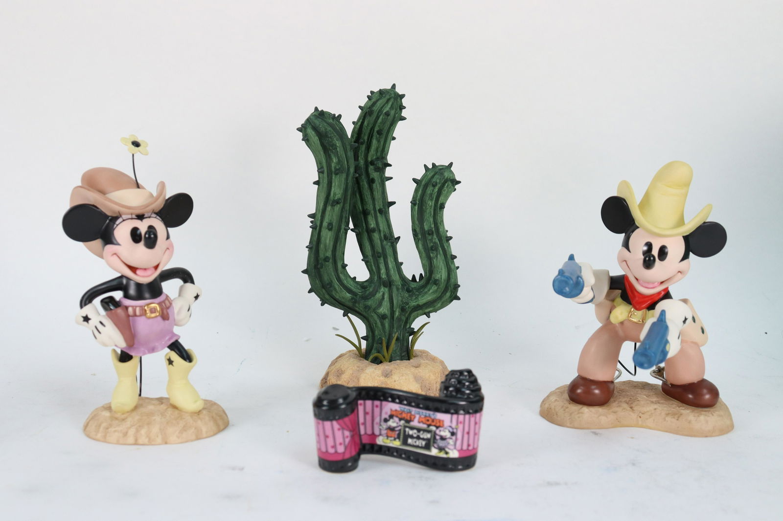 Mickey Minnie WDC figurine (1 of 8)