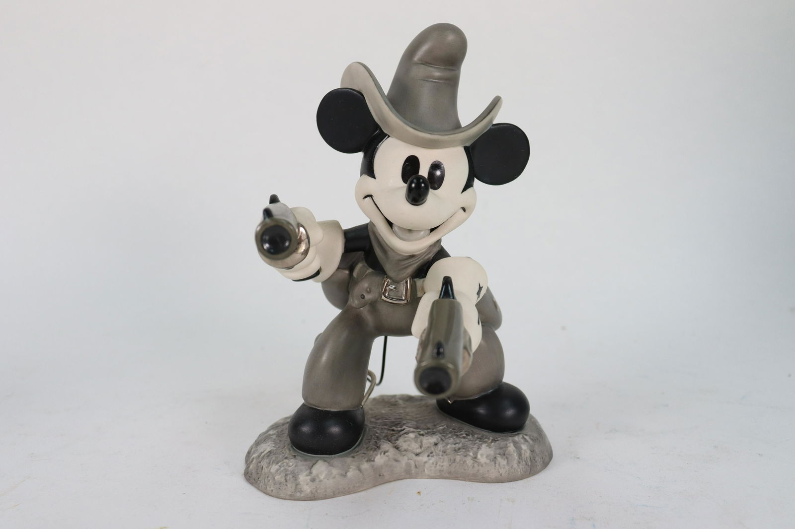 Mickey cowboy WDC figurine (1 of 8)