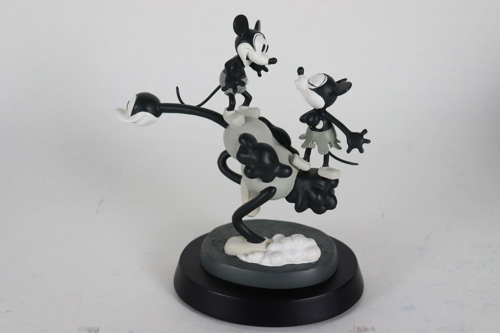 Mickey Minnie figurine (1 of 6)