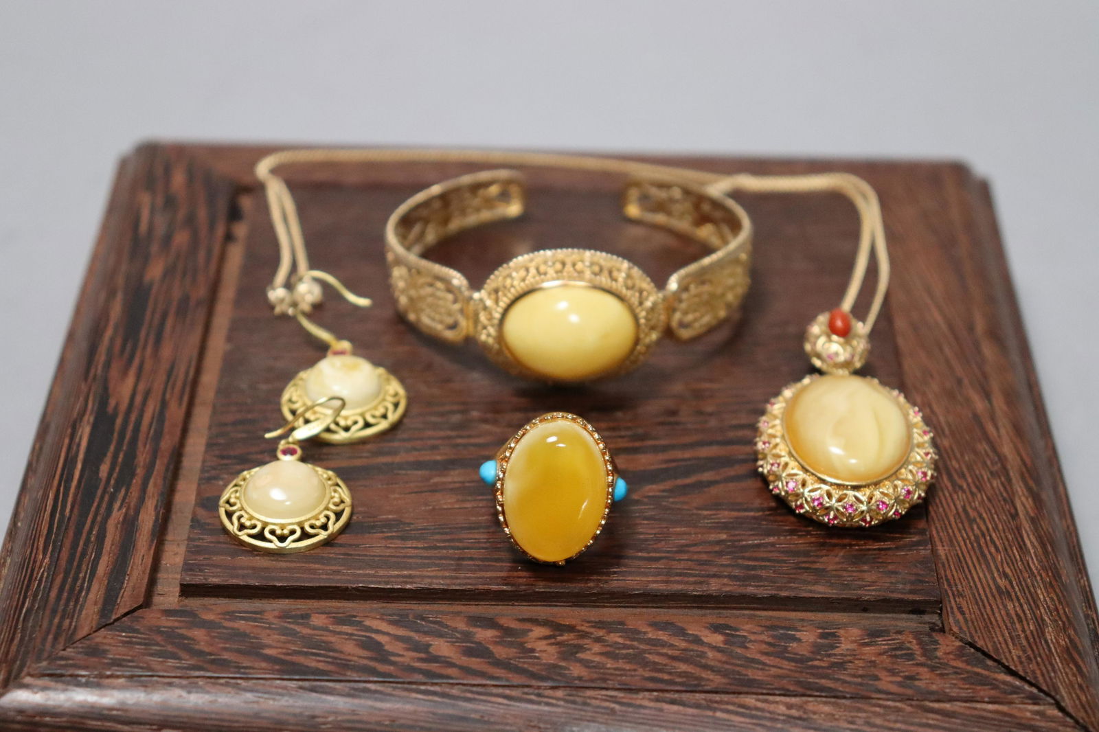 5 pcs Chinese amber items (1 of 7)