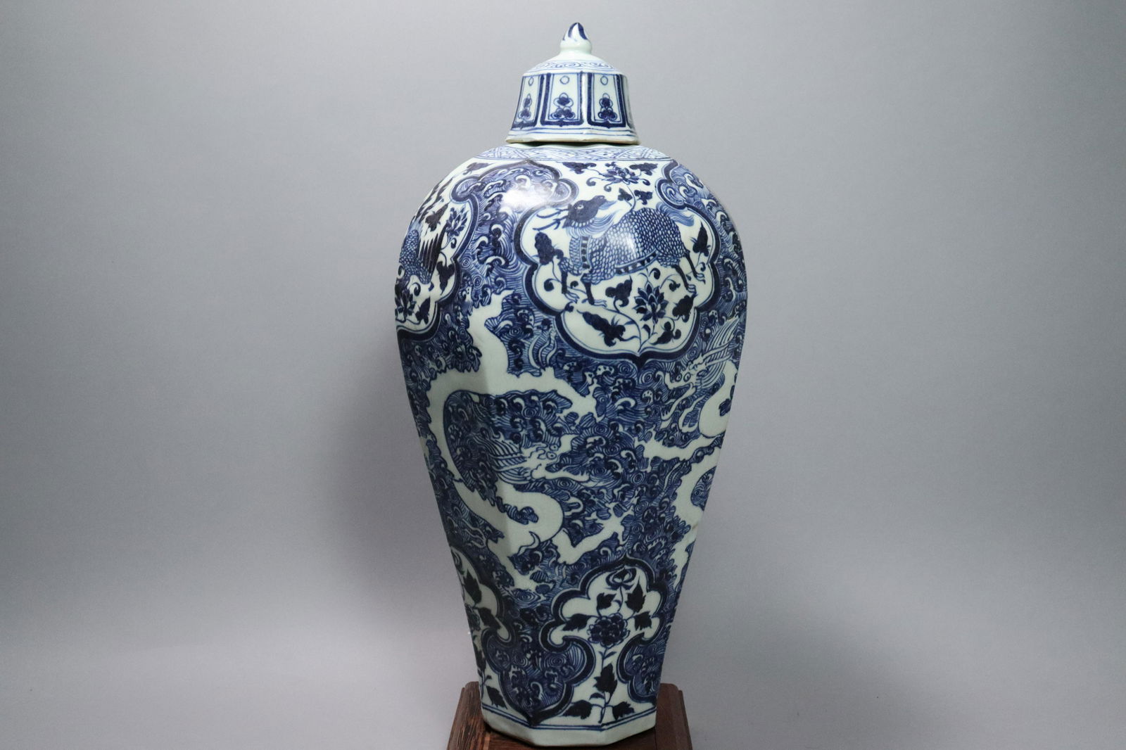 Chinese tall b/w lid vase (1 of 7)