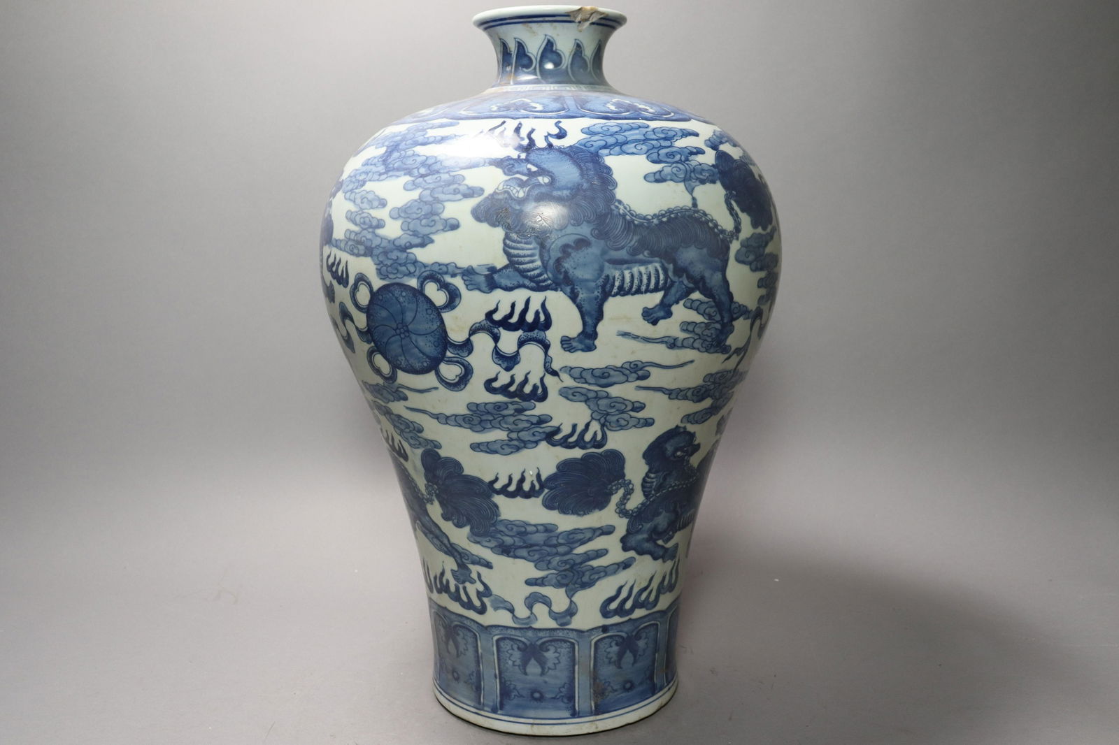 Chinese tall b/w heavy vase (1 of 7)