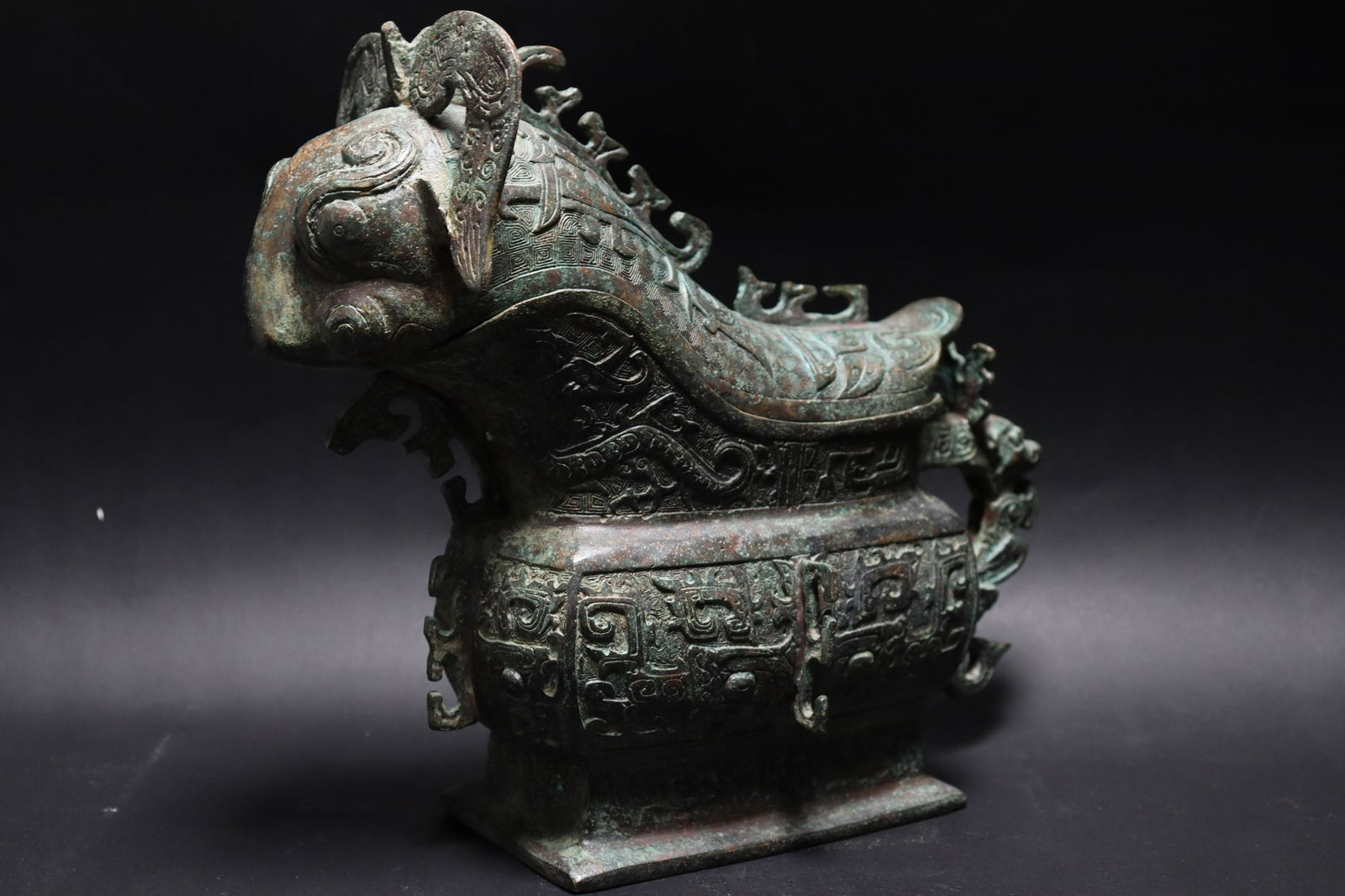 Chinese archaic bronze vessel (1 of 7)