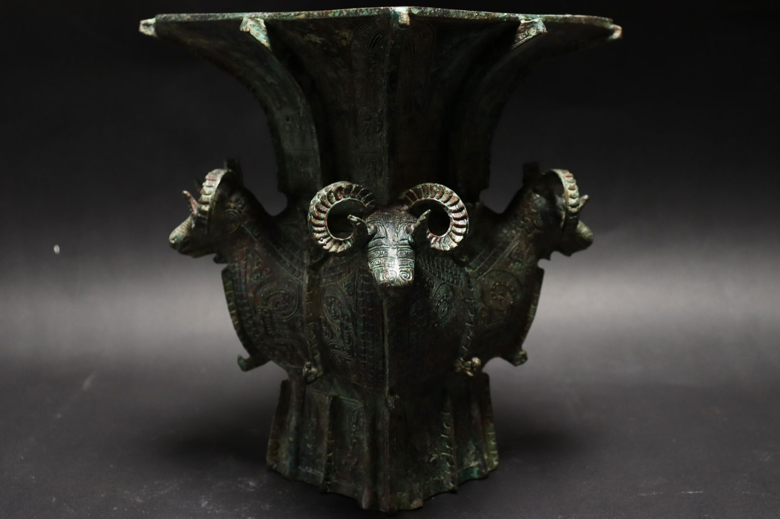 Chinese archaic bronze vessel (1 of 7)