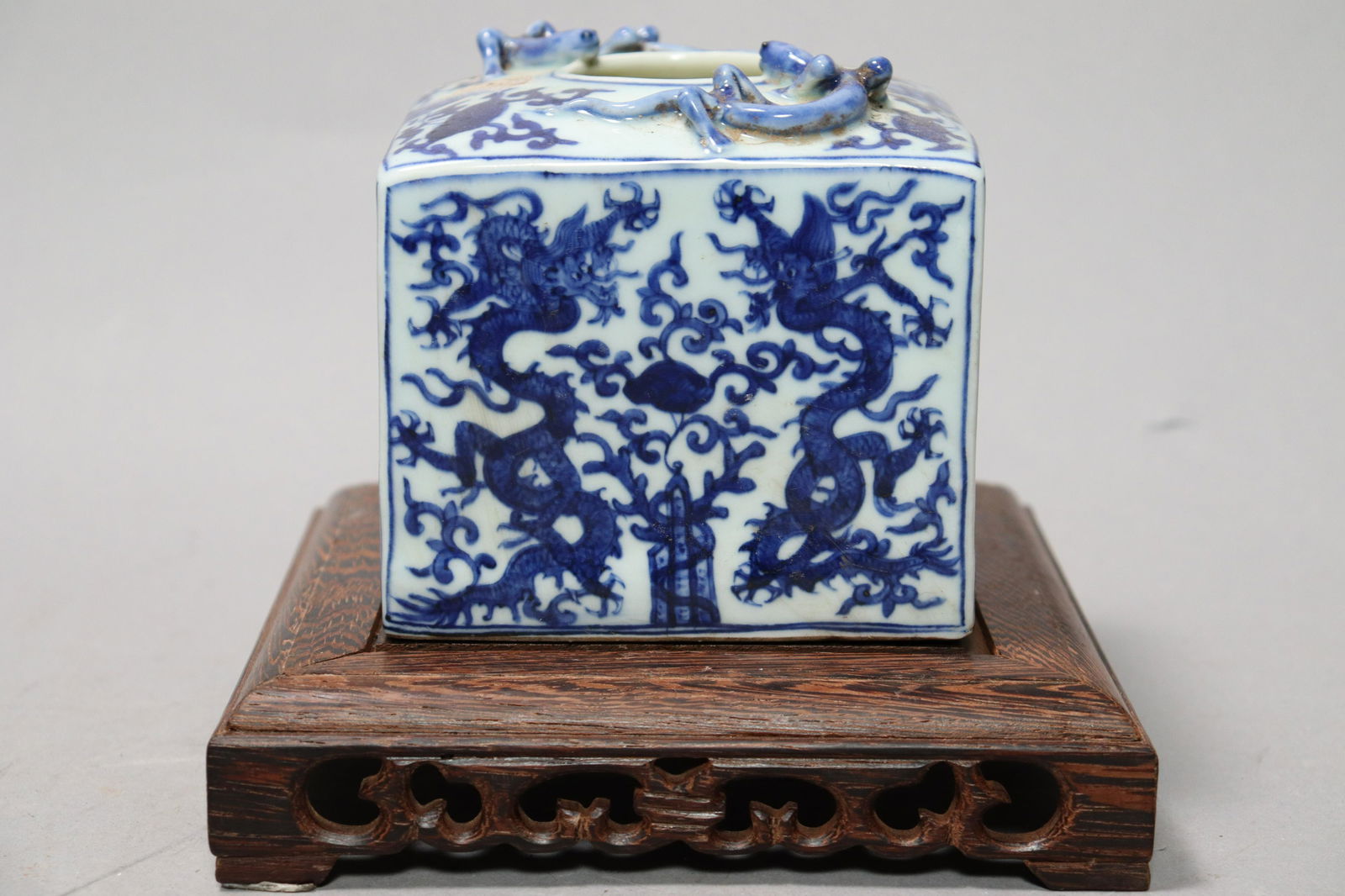 Chinese fine b/w pot: Chinese vintage fine blue and white square pot. Estate of Laguna Beach. H: 4.5" x W: 4.75."