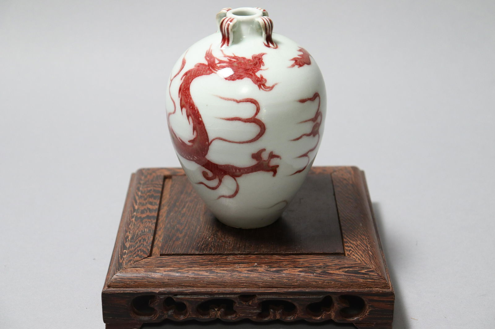 Chinese red white handle vase (1 of 7)