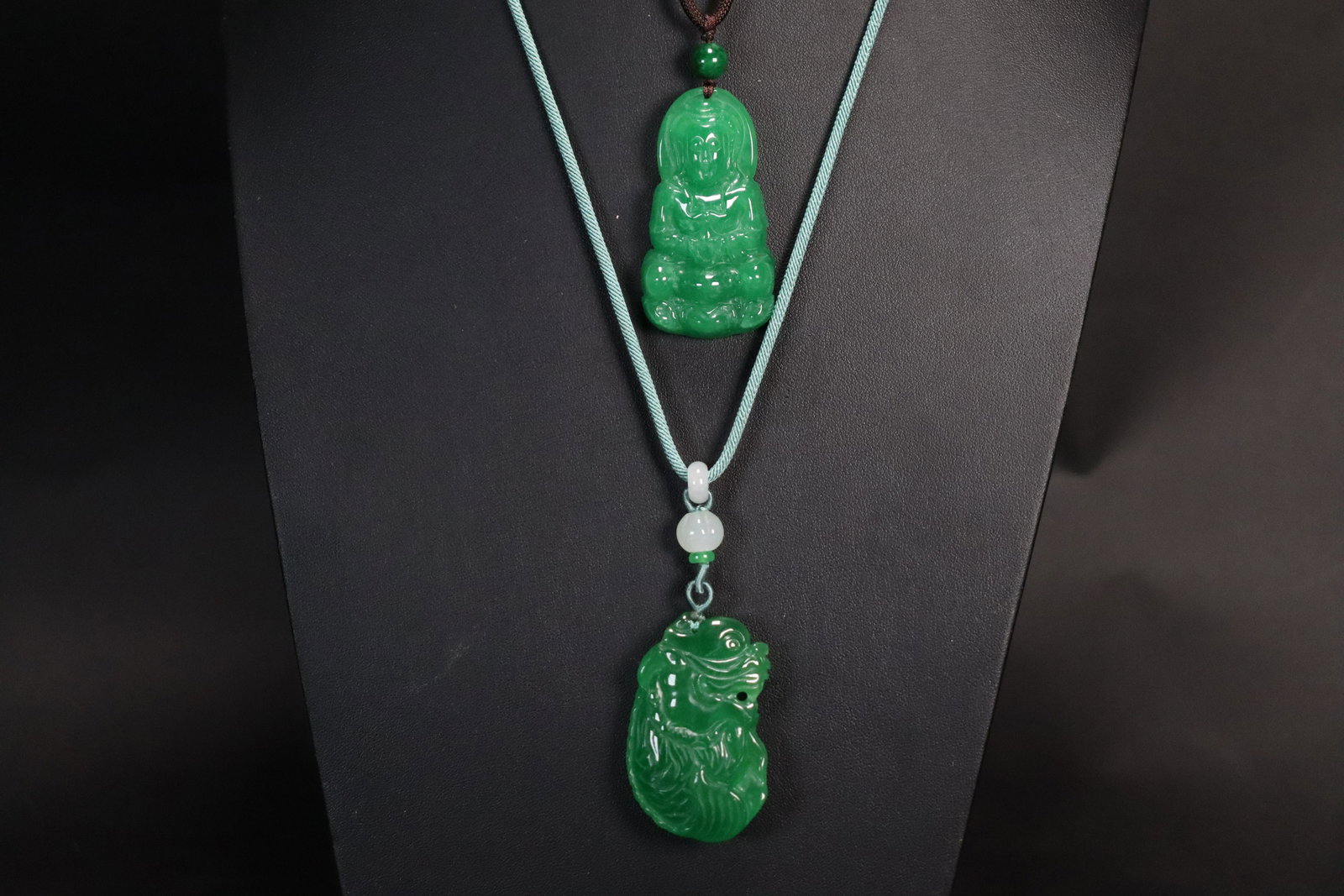 2 pcs Chinese jadeite pendant (1 of 7)