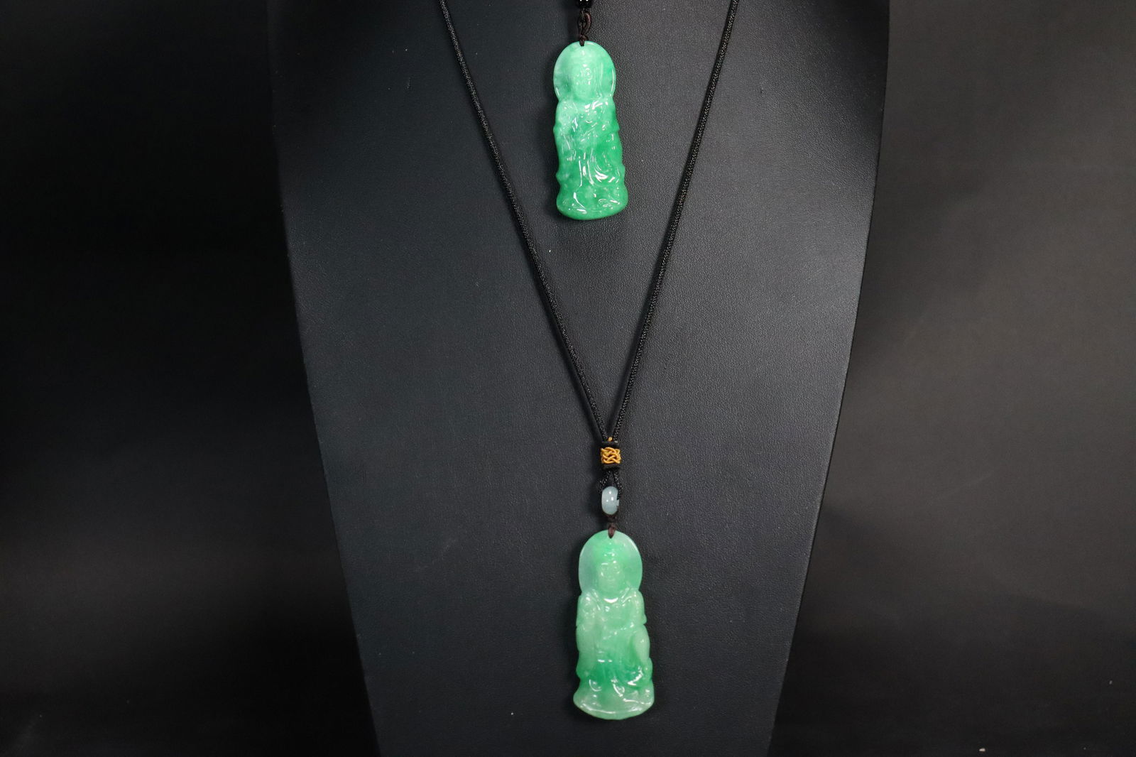 2 pcs Chinese jadeite pendant (1 of 7)