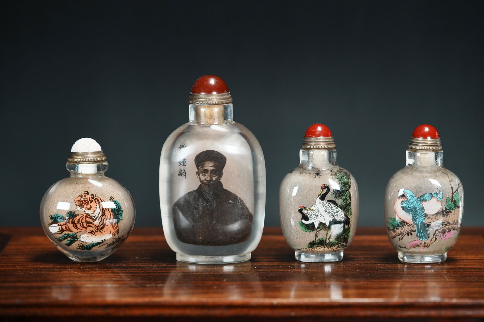 4 pcs Chinese glass snuff bottles (1 of 8)