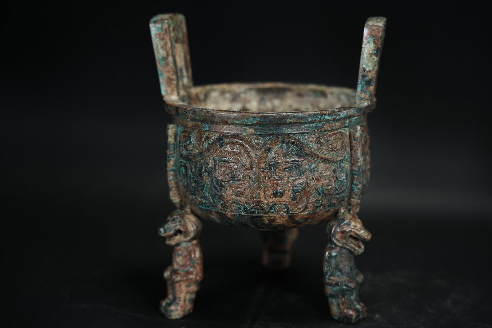 Chinese heavy bronze vessel (1 of 7)
