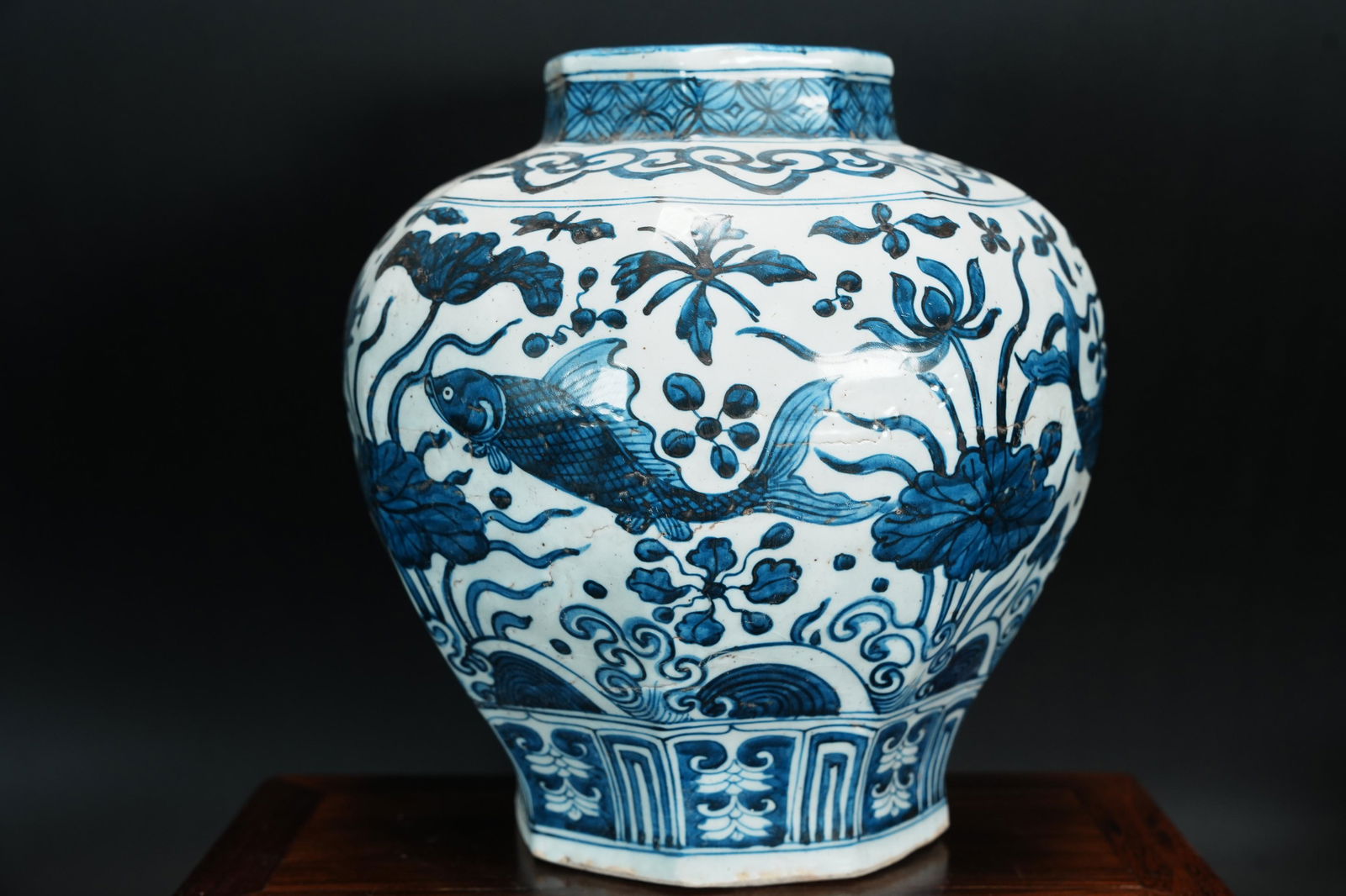 Chinese heavy b/w jar (1 of 7)