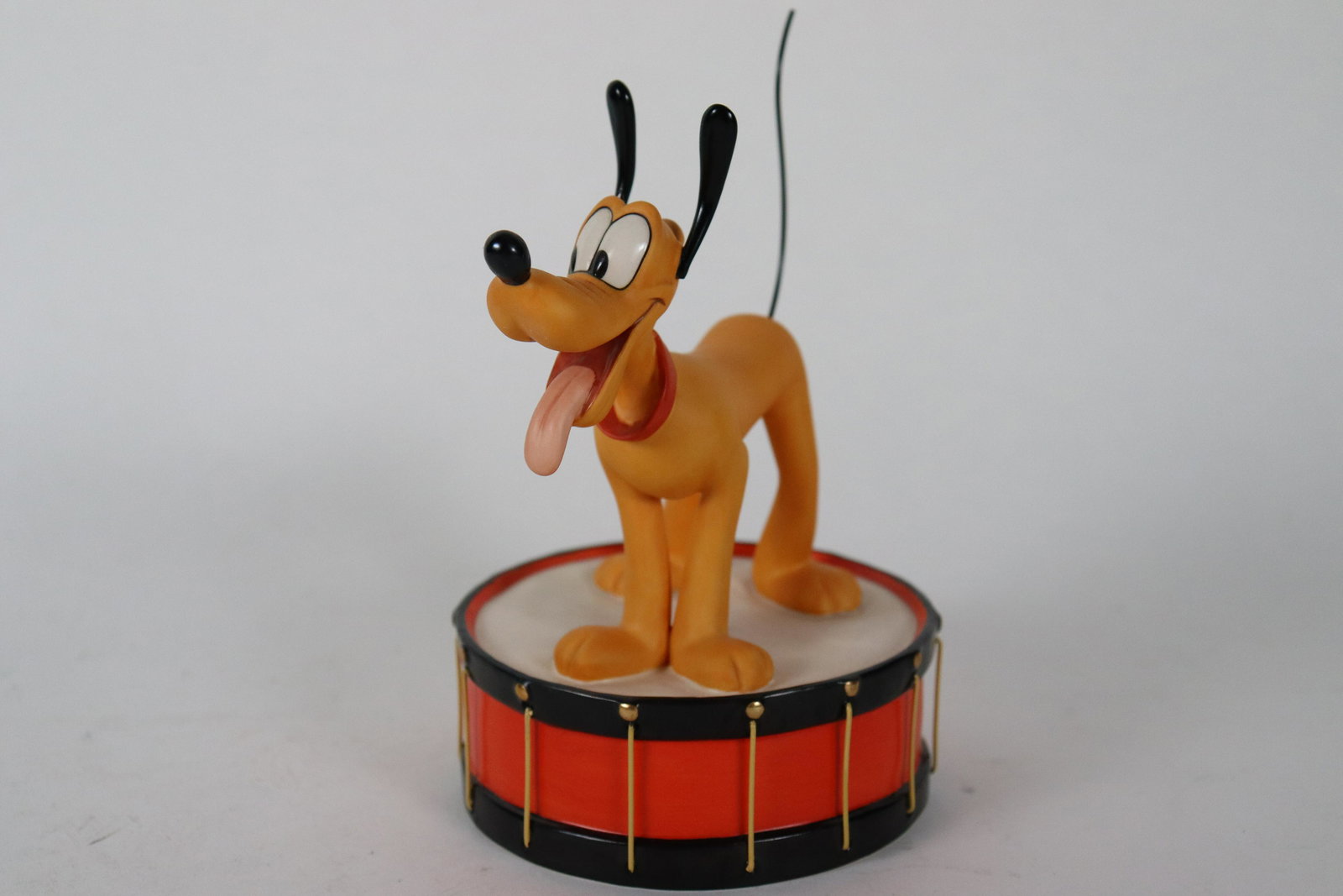 Pluto WDC fine figurine (1 of 6)