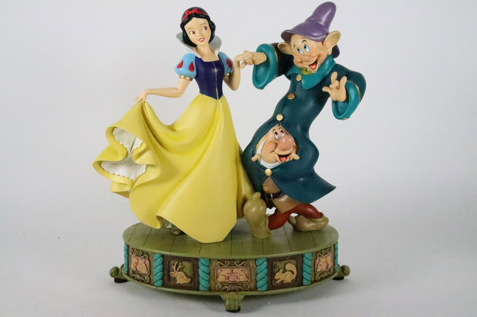 Snow White fine figurine (1 of 7)