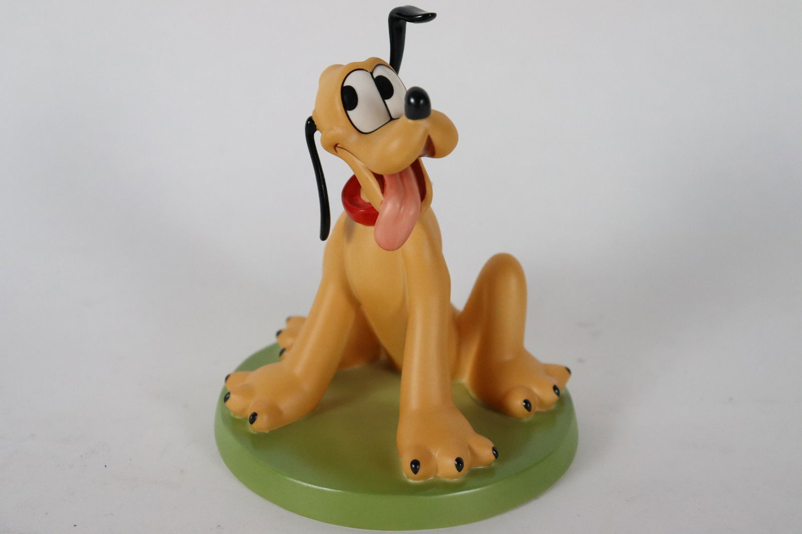 Pluto WDC fine figurine (1 of 6)