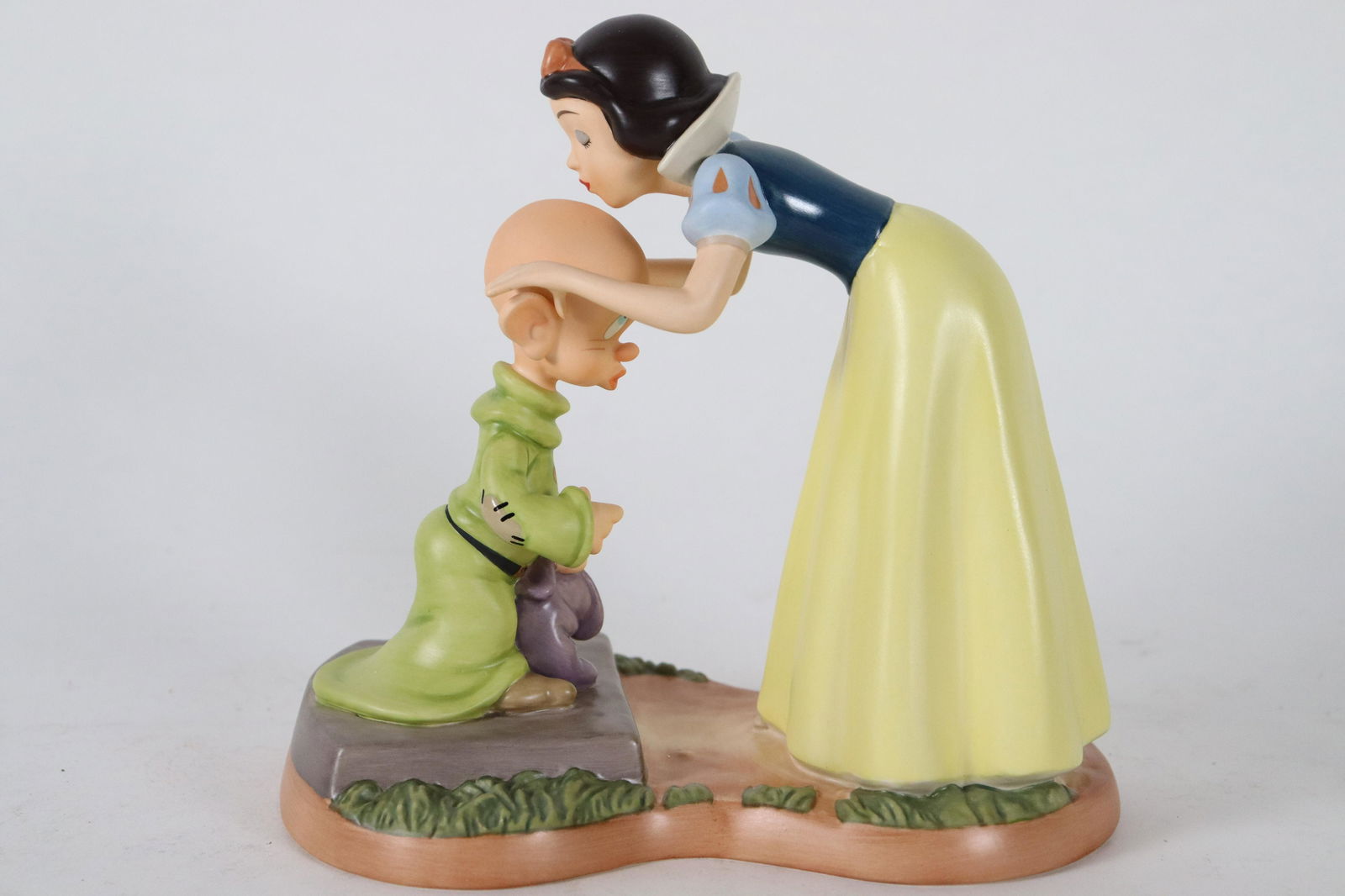 Snow White WDC figurine (1 of 7)