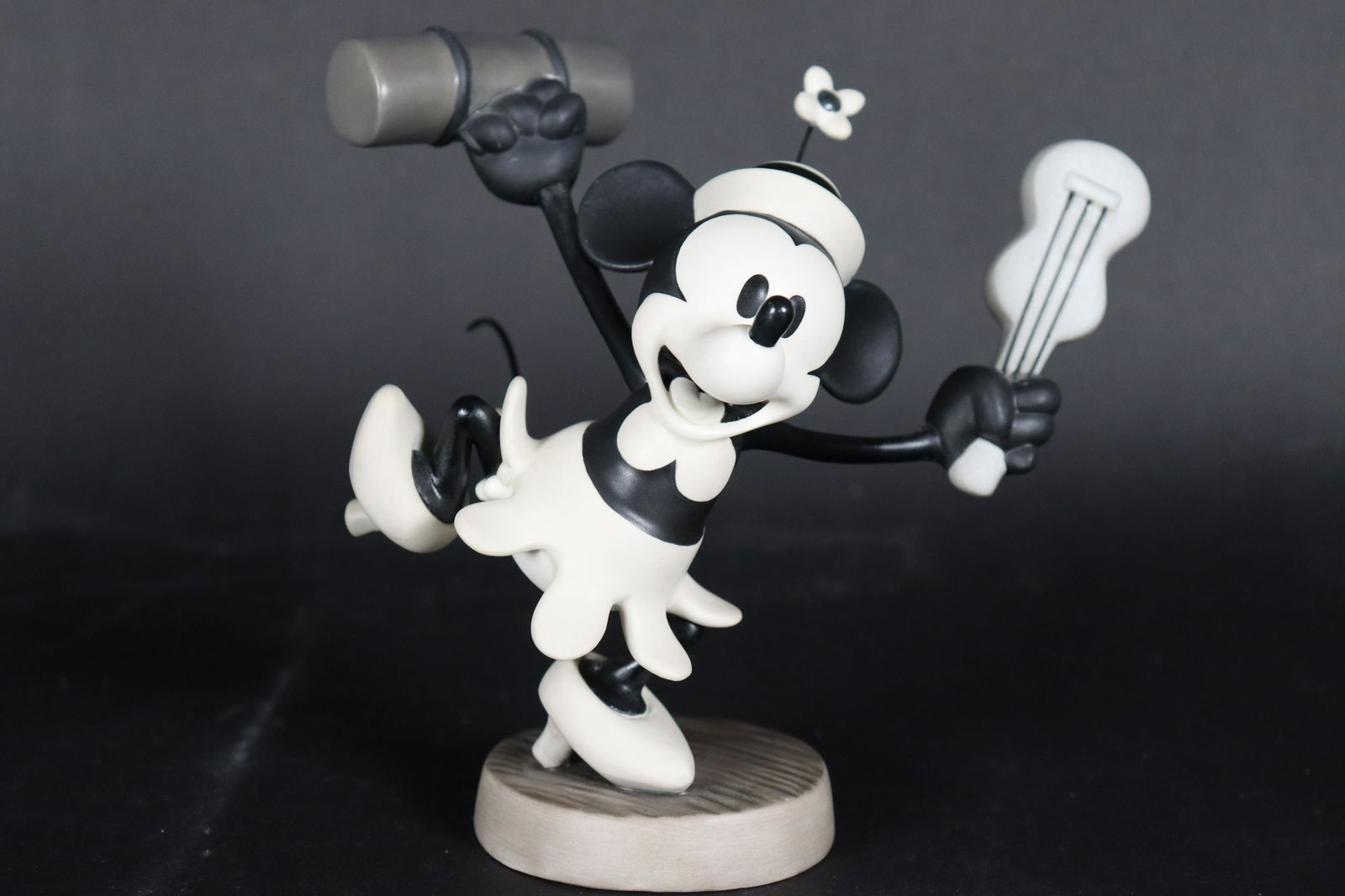 Minnie Mouse WDC figurine (1 of 7)