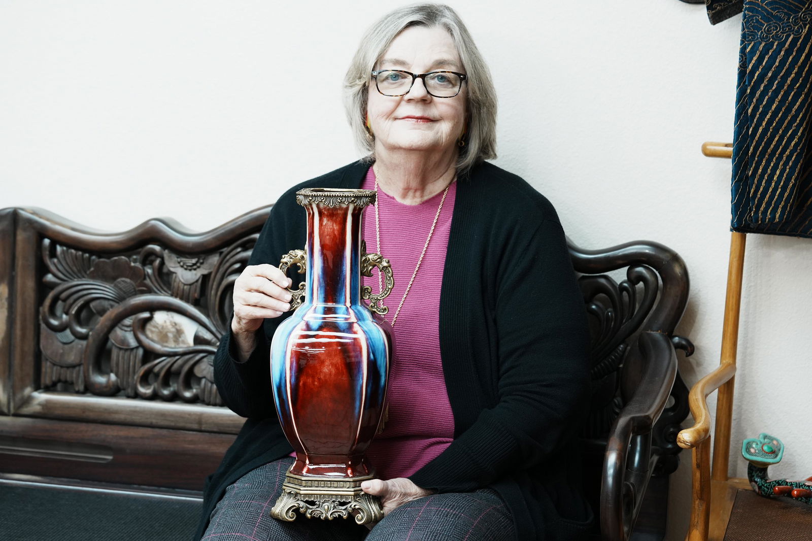 Chinese bronze heavy vase (1 of 8)