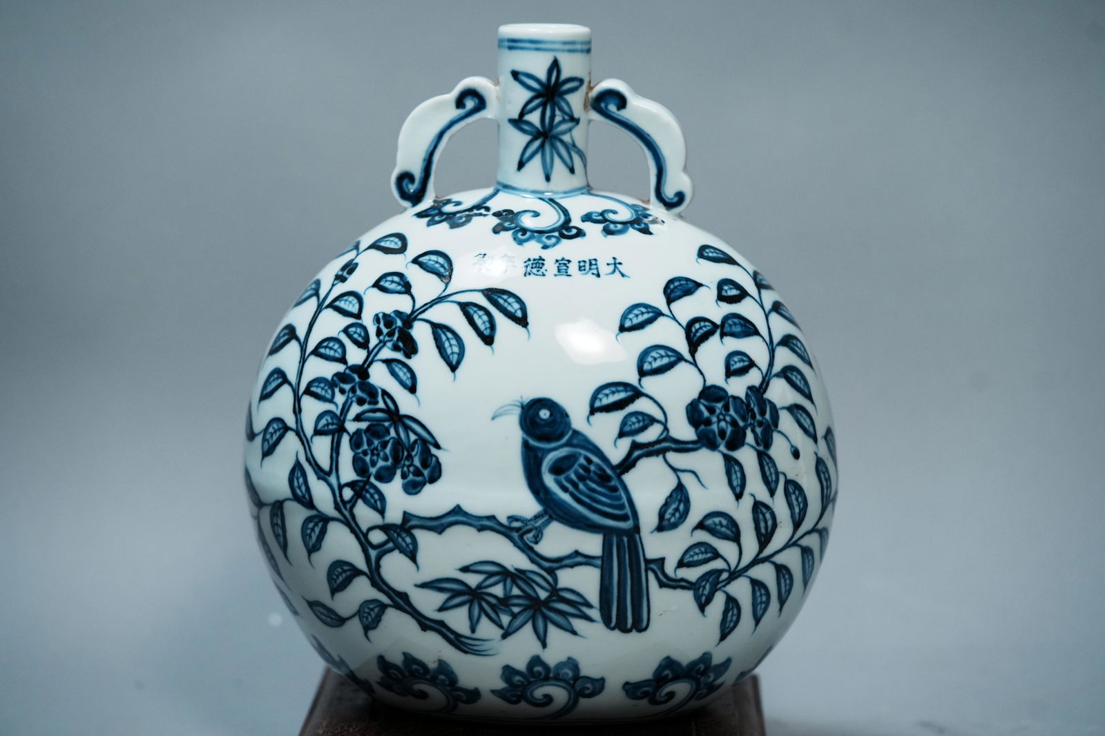 Chinese b/w flask vase (1 of 7)