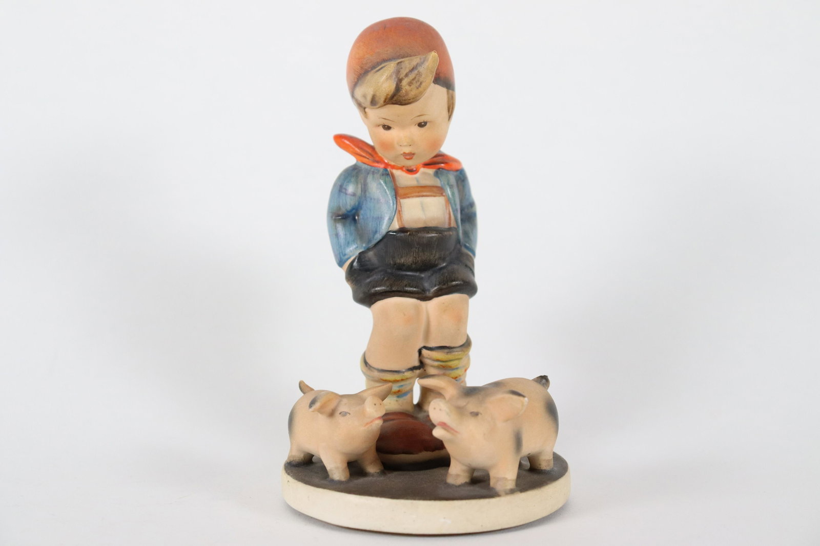 Large Hummel doll: Large Humme porcelain figurine, Germany. H: 5.5" x W: 3.35."