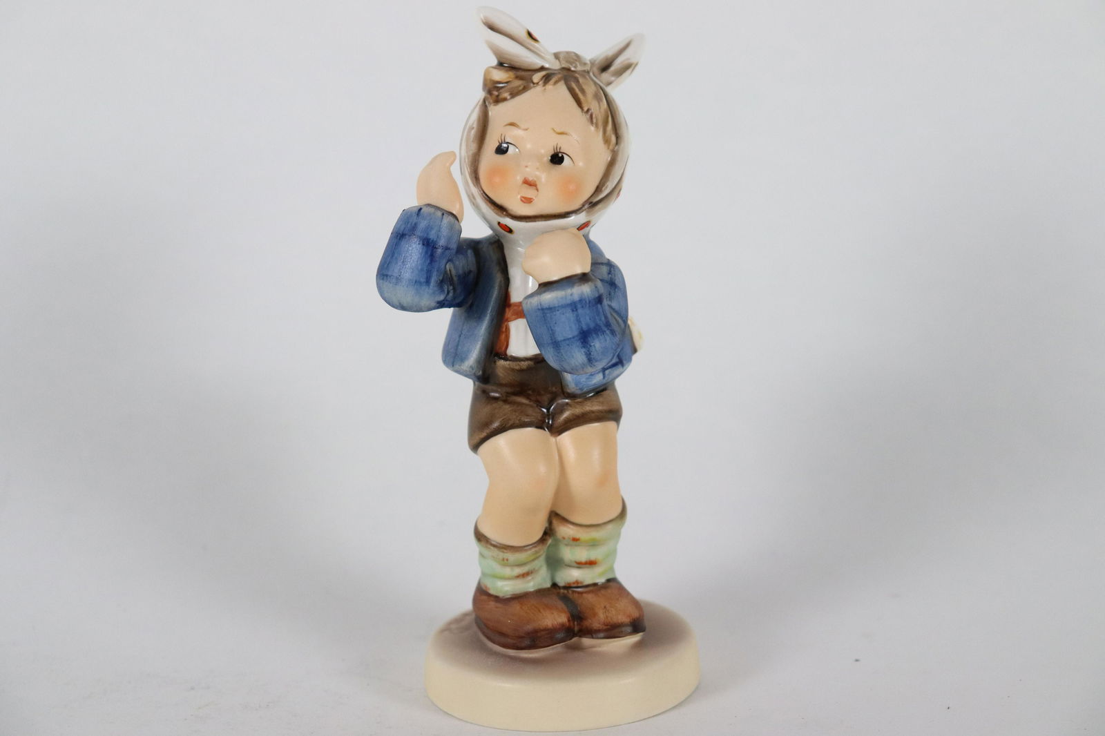 Vintage Hummel figurine (1 of 8)