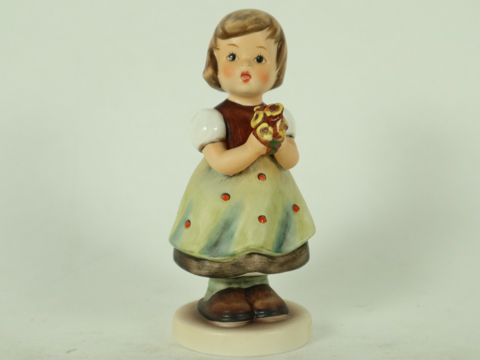1963 Hummel figurine: A vintage 1963 dated Hummel figurine. H: 5.25" x W: 2.25."