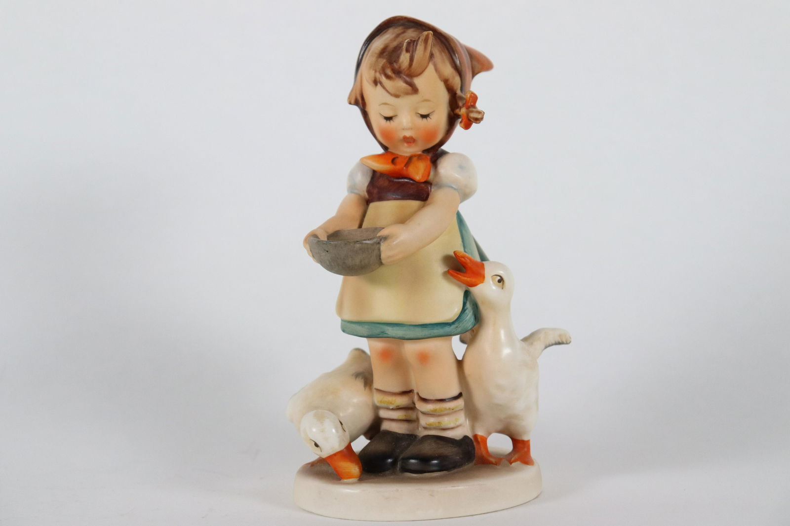 Vintage Hummel figurine (1 of 7)