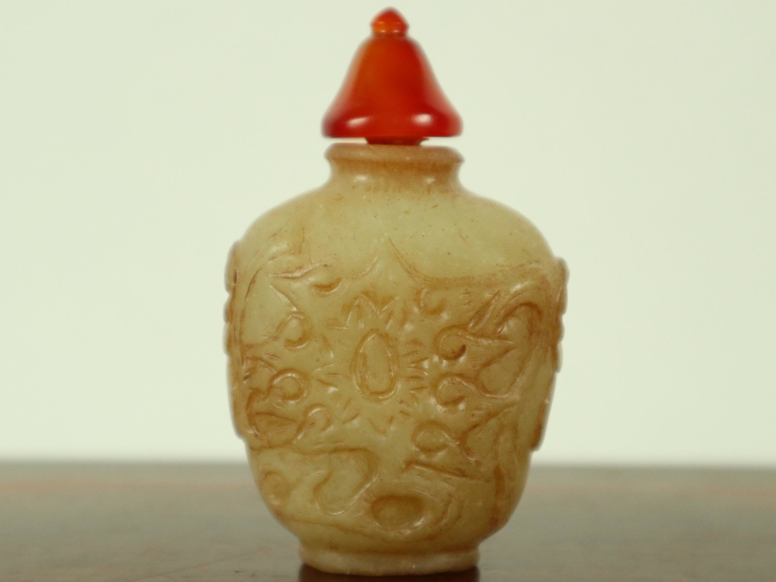 Chinese jade snuff bottle: Chinese jade carved snuff bottle. H: 2.8" x W: 2."