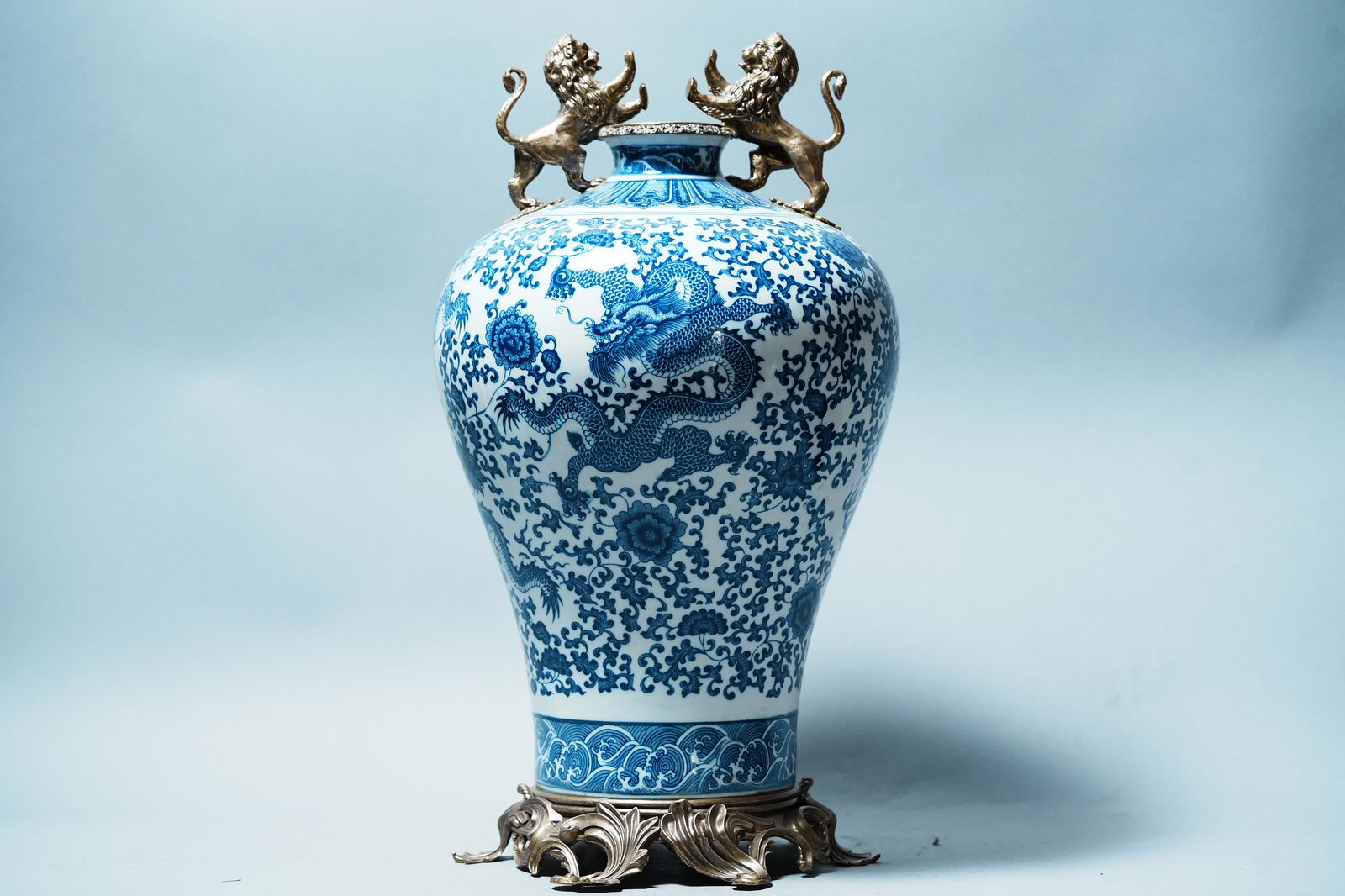 Chinese fine b/w vase (1 of 7)