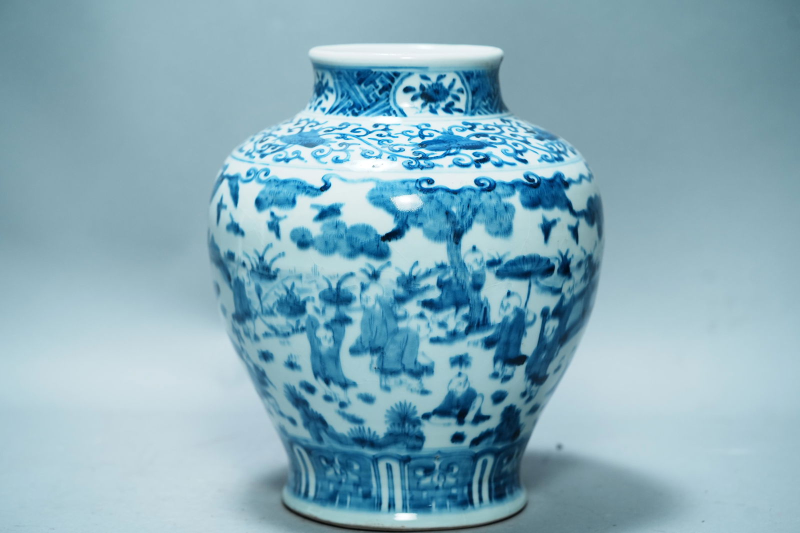Chinese heavy b/w jar (1 of 7)