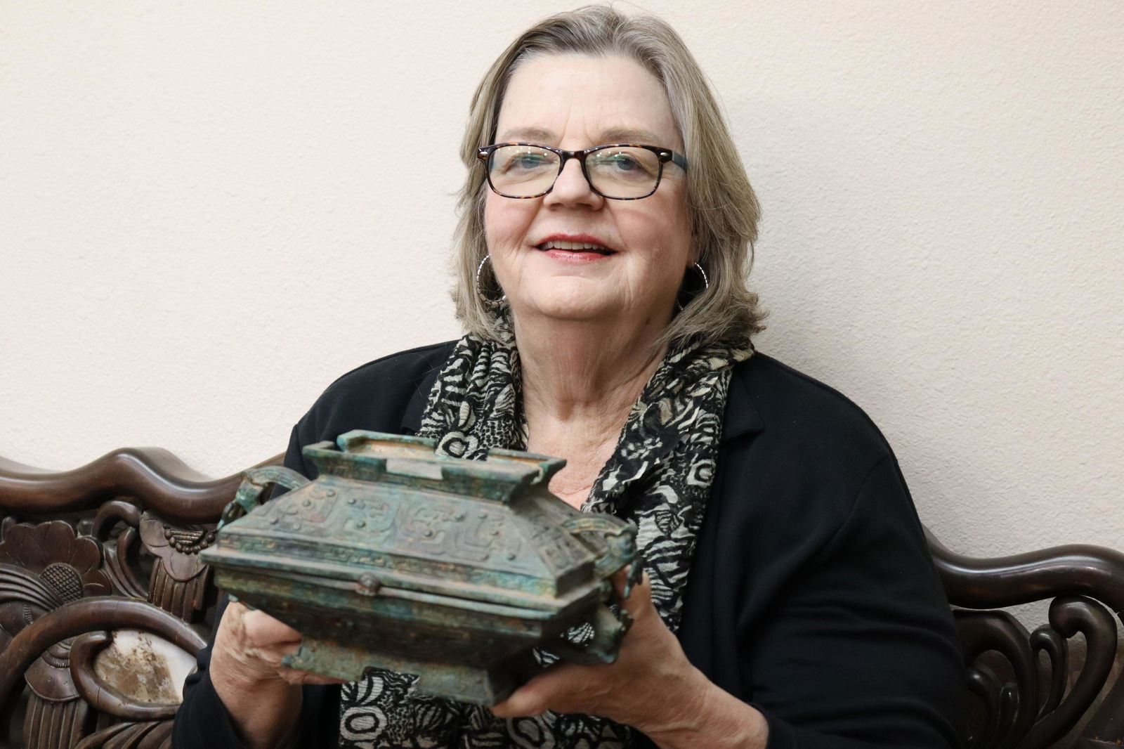 Chinese bronze lid vessel (1 of 8)