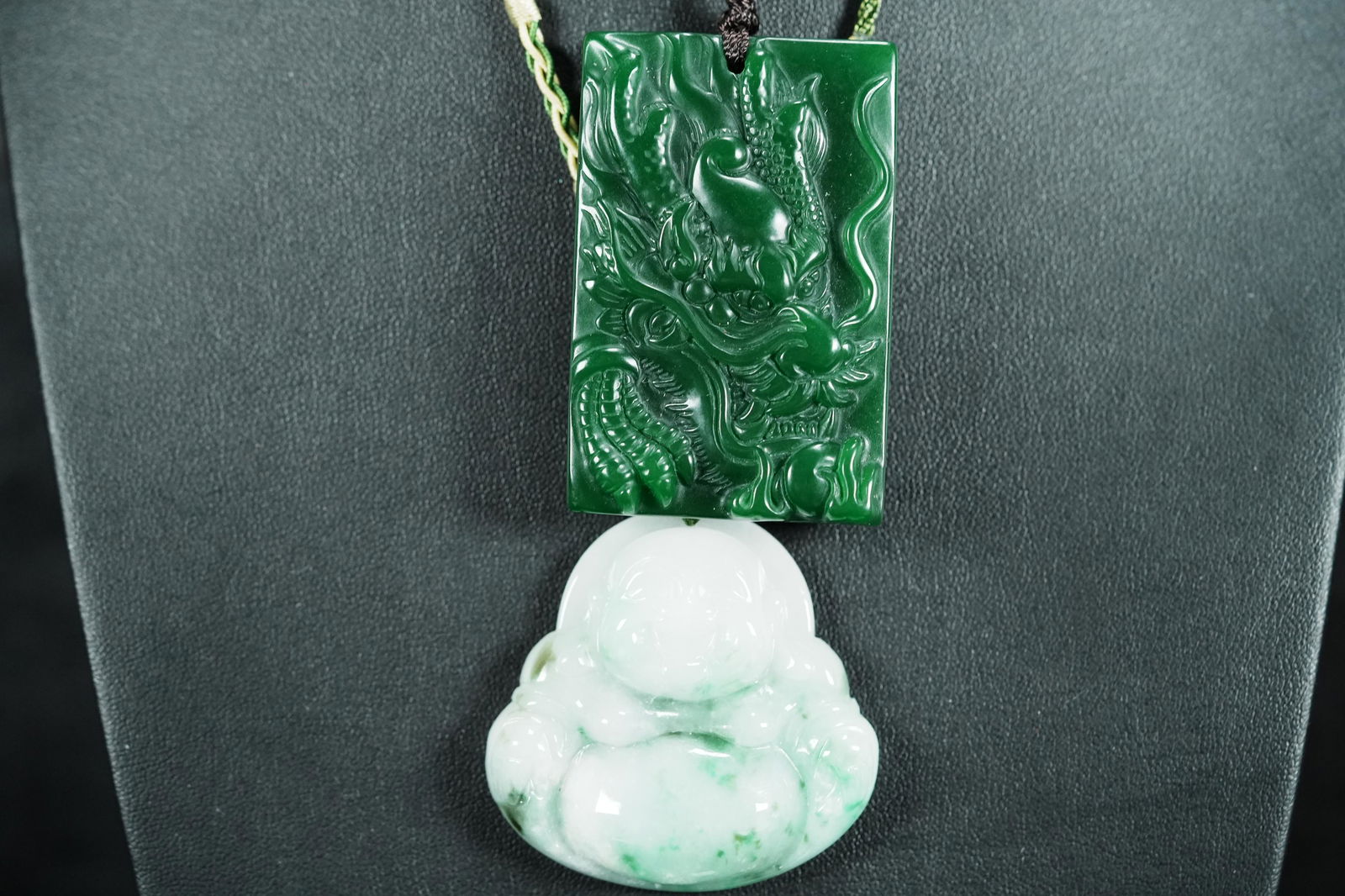 2 pcs Chinese jadeite pendants (1 of 7)