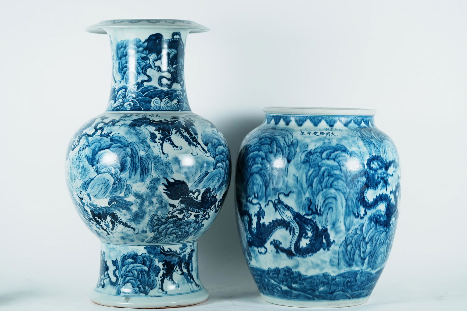 2 pcs Chinese b/w vase (1 of 8)