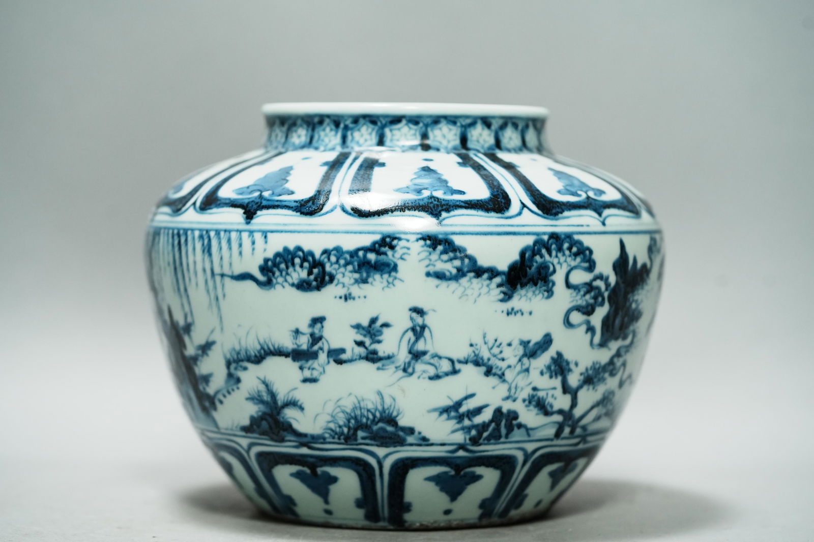 Chinese heavy b/w jar (1 of 7)