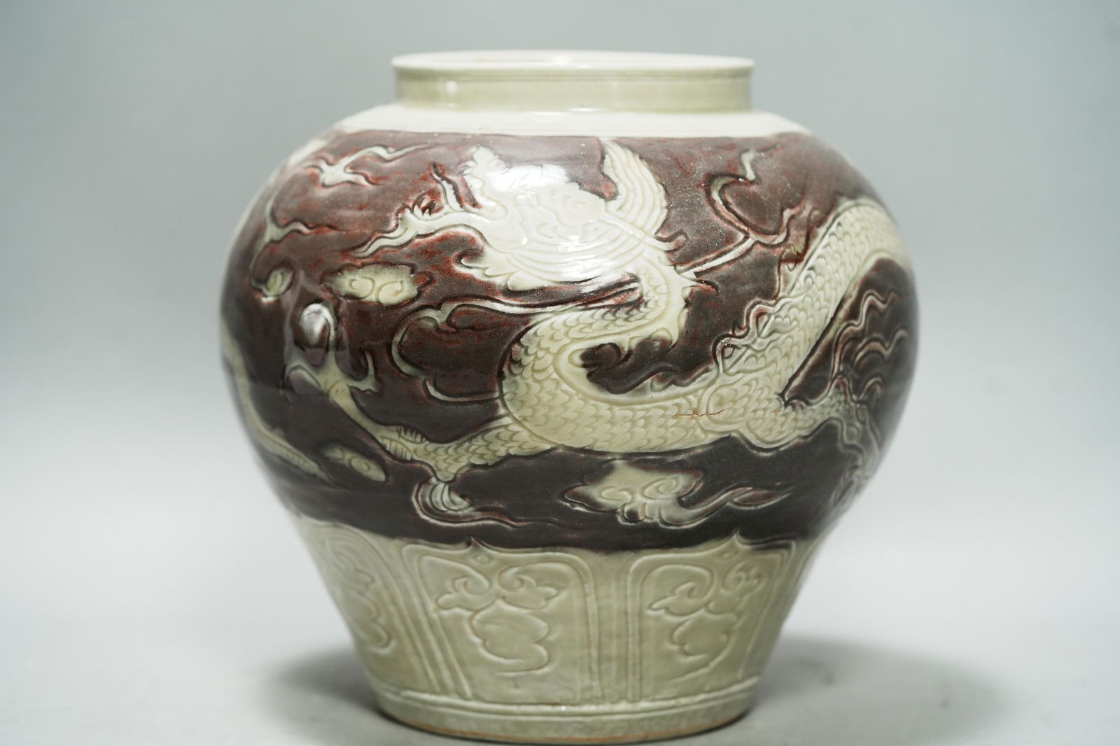 Chinese heavy dragon jar (1 of 7)