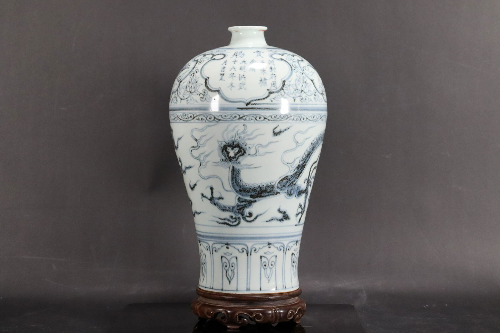 Chinese fine b/w vase (1 of 8)