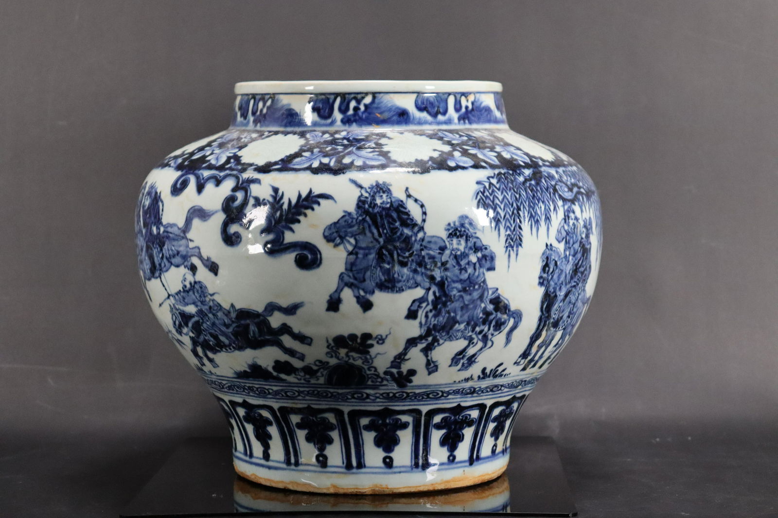 Chinese fine b/w jar (1 of 8)