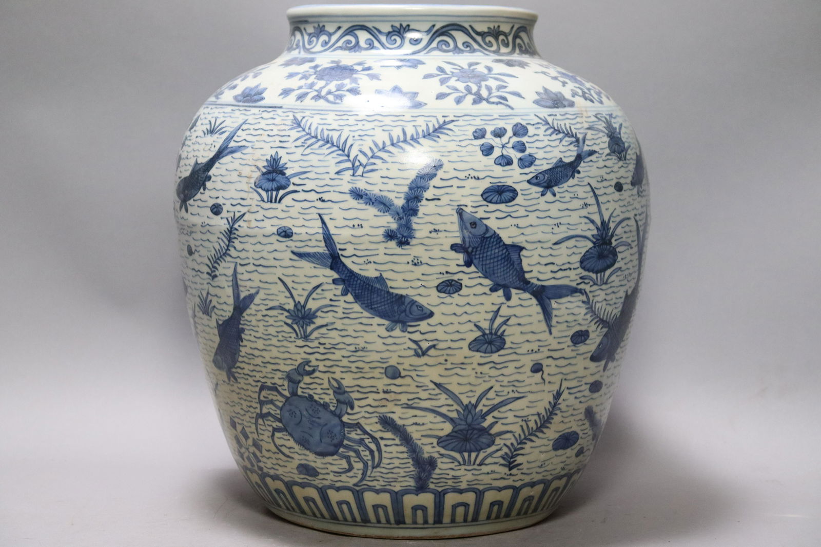 Chinese large b/w jar vase (1 of 7)