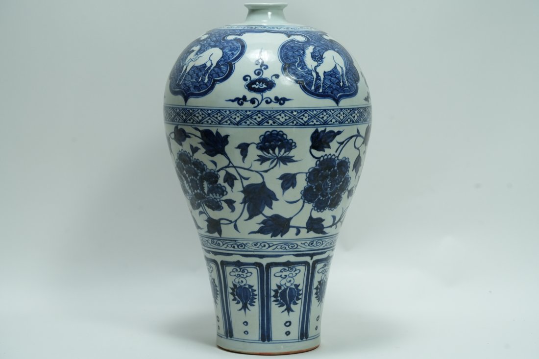 Chinese important b/w heavy vase (1 of 6)