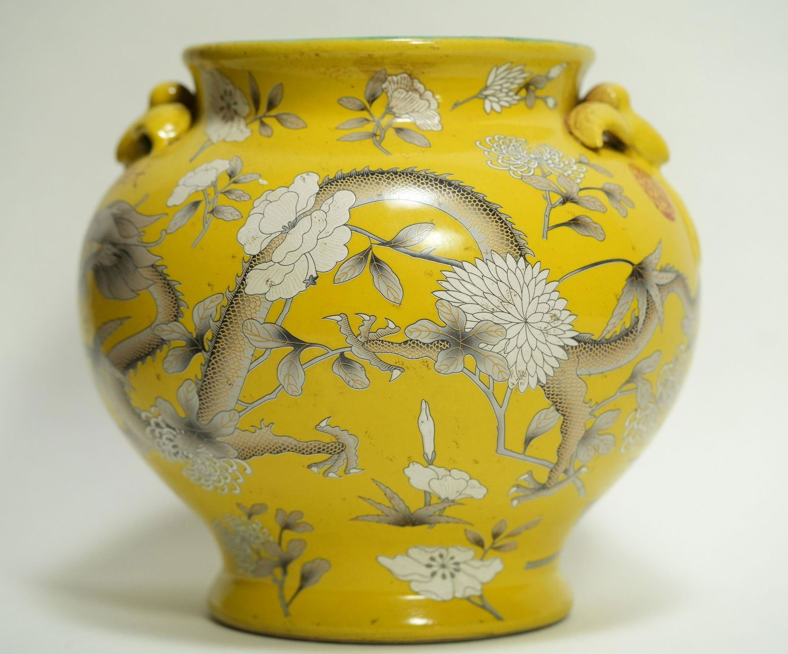 Chinese fine yellow dragon vase (1 of 6)