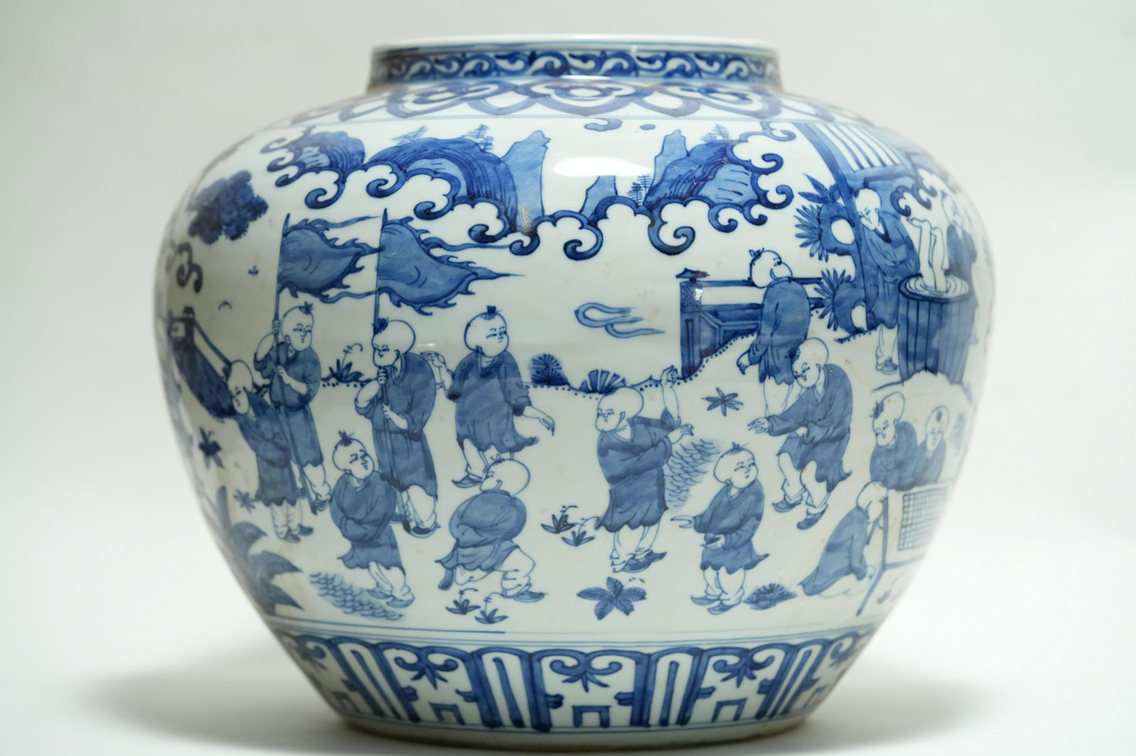 Chinese heavy b/w jar (1 of 6)