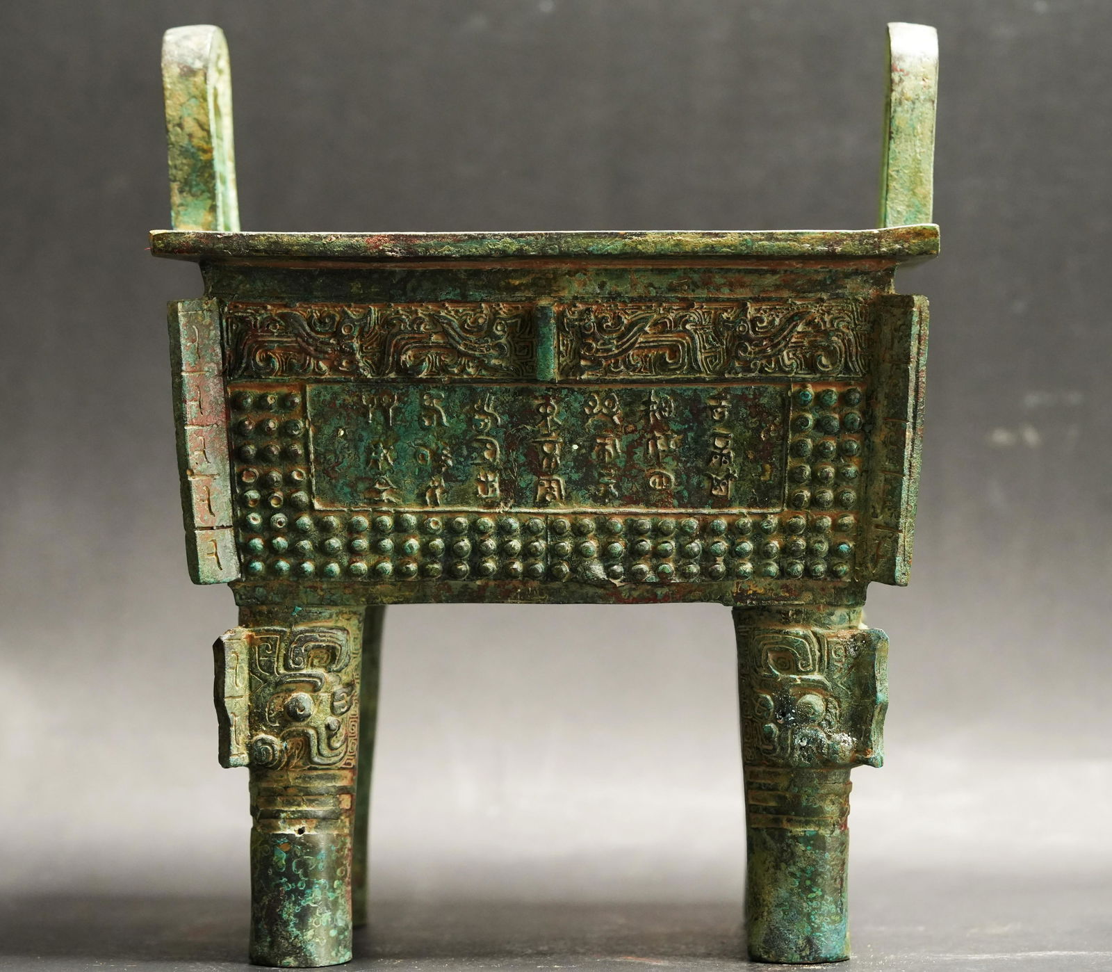 Chinese tall bronze vessel (1 of 6)